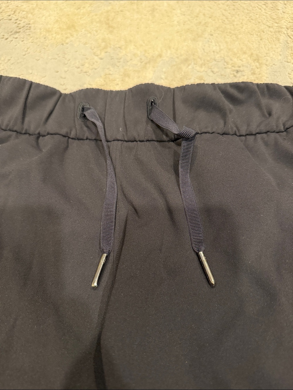 Lululemon On The Fly Shorts Black 2.5”  2 side pockets Size 10 in EUC - Picture 2 of 12